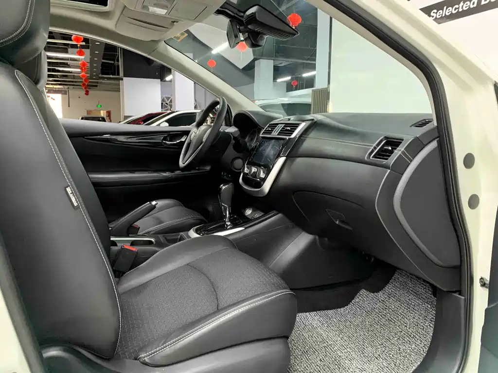 Nissan Tiida — миниатюра 12
