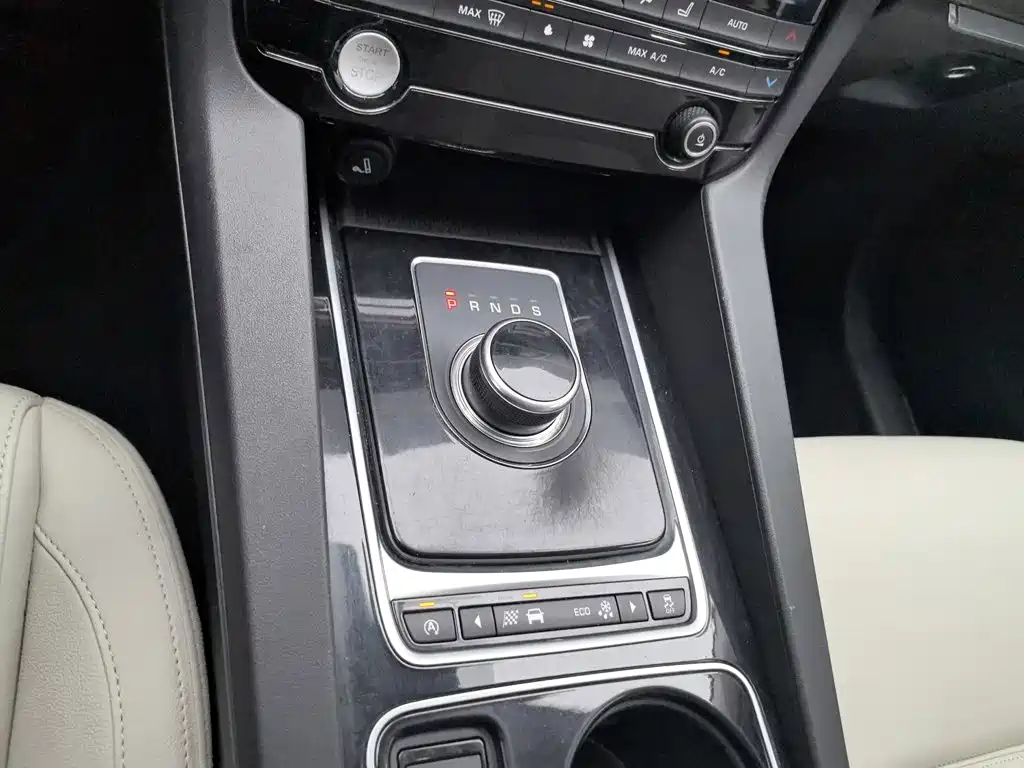 Jaguar F-PACE — миниатюра 13
