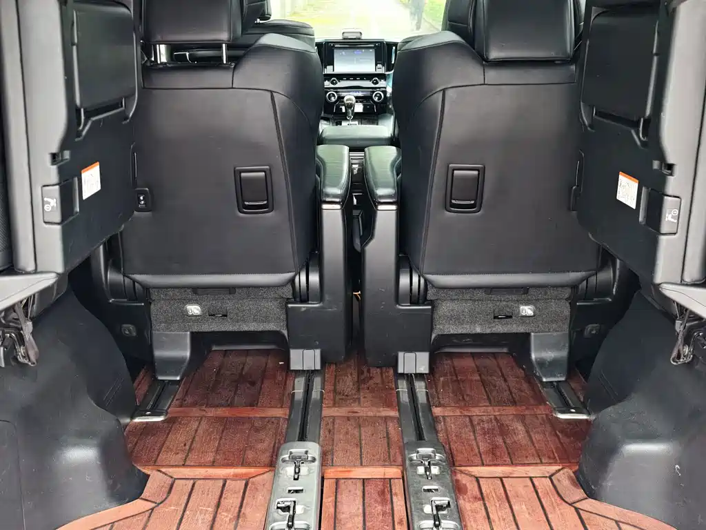 Toyota Alphard — миниатюра 8