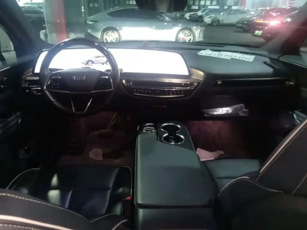 Cadillac Lyriq — миниатюра 10