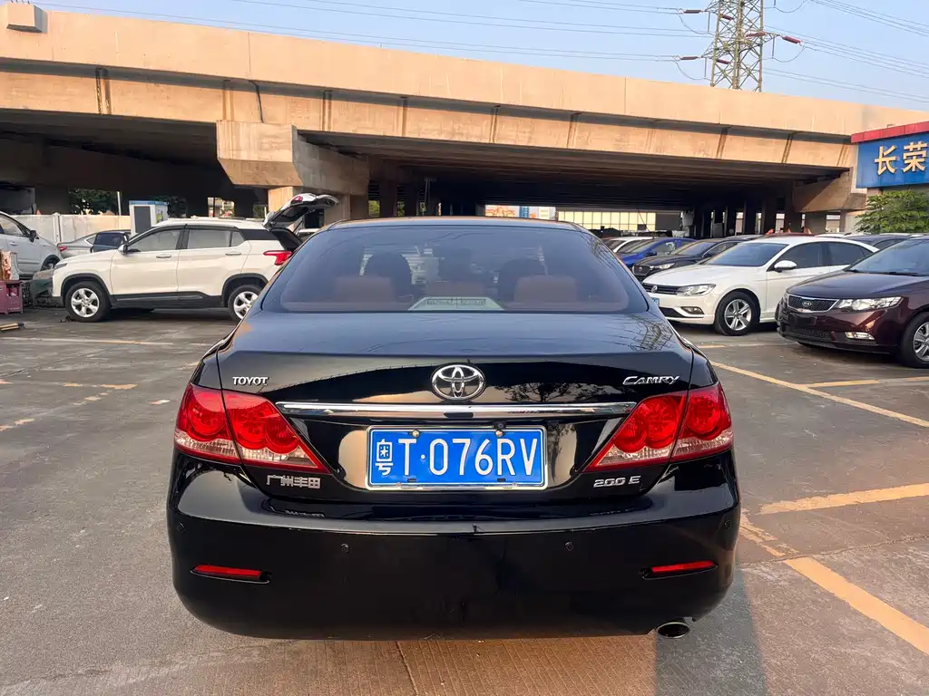 Toyota Camry — миниатюра 5
