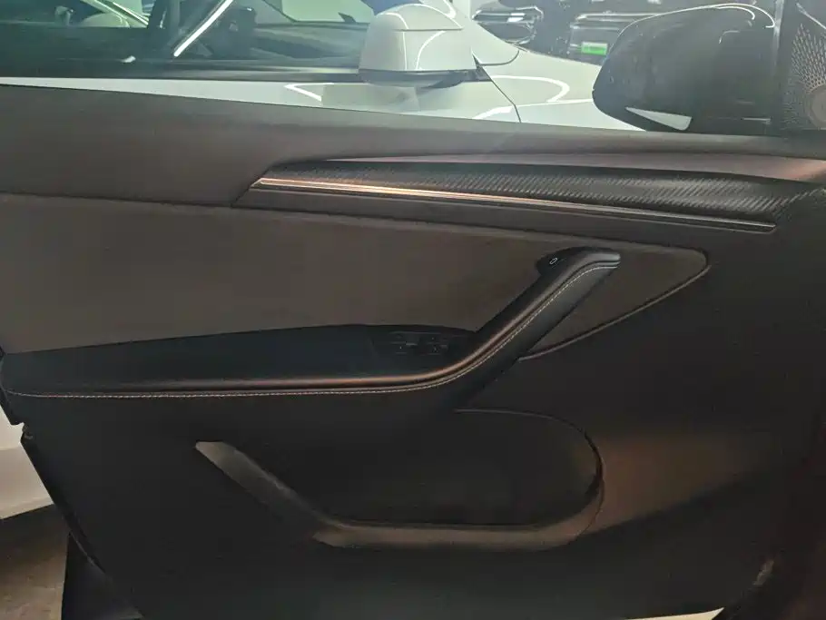Tesla Model Y — миниатюра 7