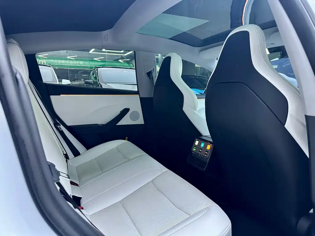 Tesla Model 3 — миниатюра 10
