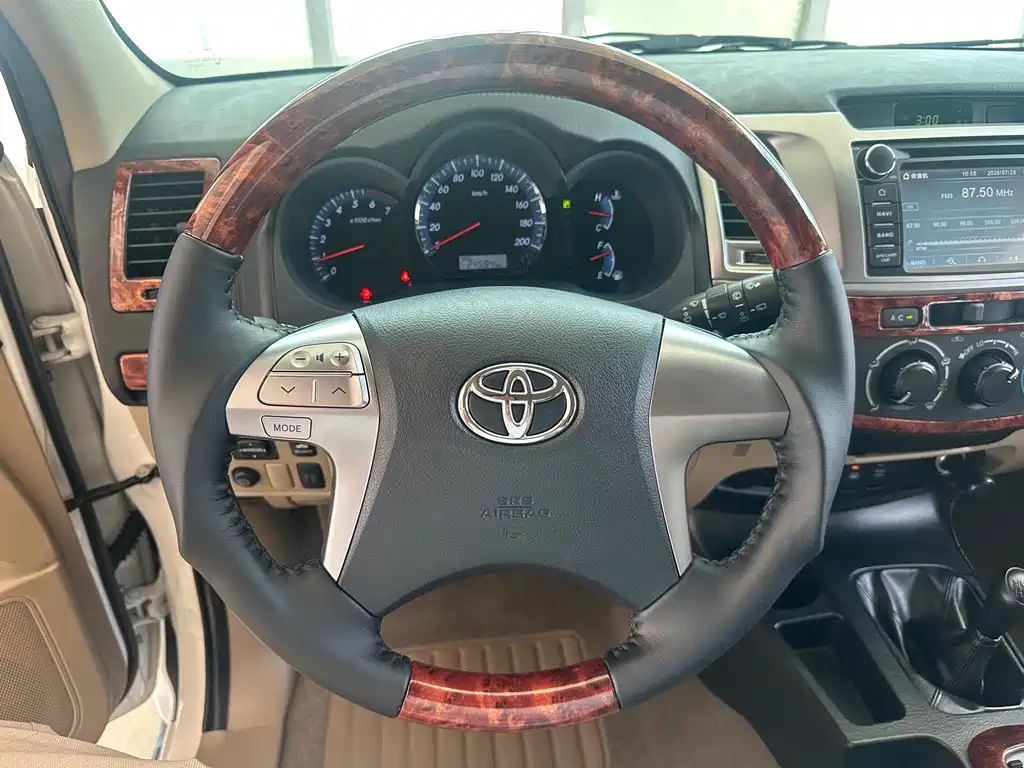 Toyota Fortuner — миниатюра 9