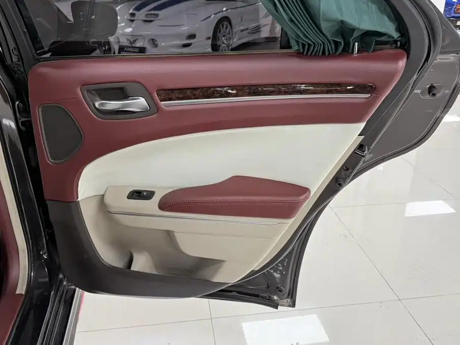 Chrysler 300C — миниатюра 29
