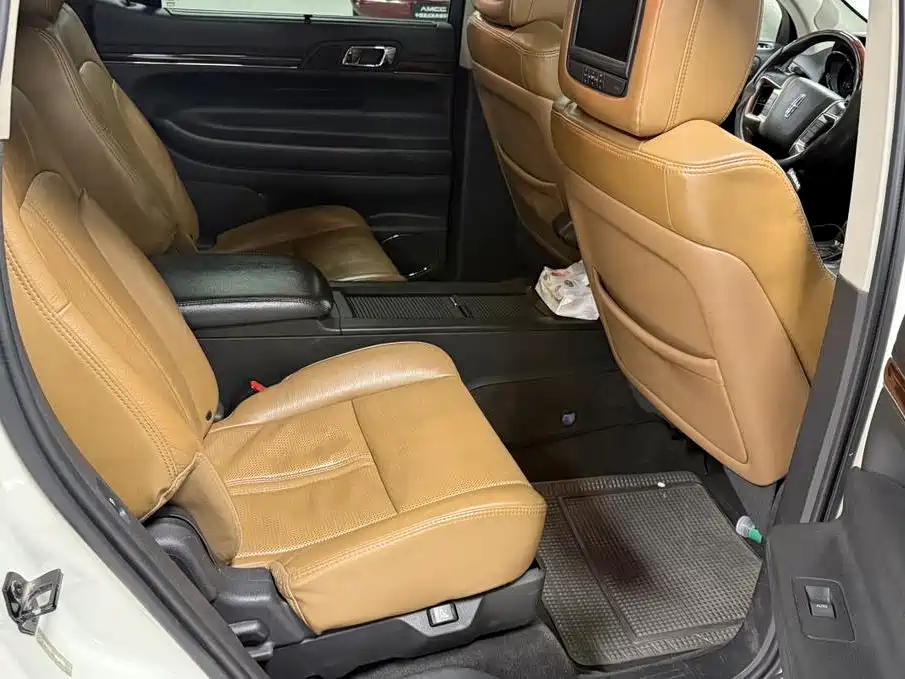Lincoln MKT — миниатюра 23