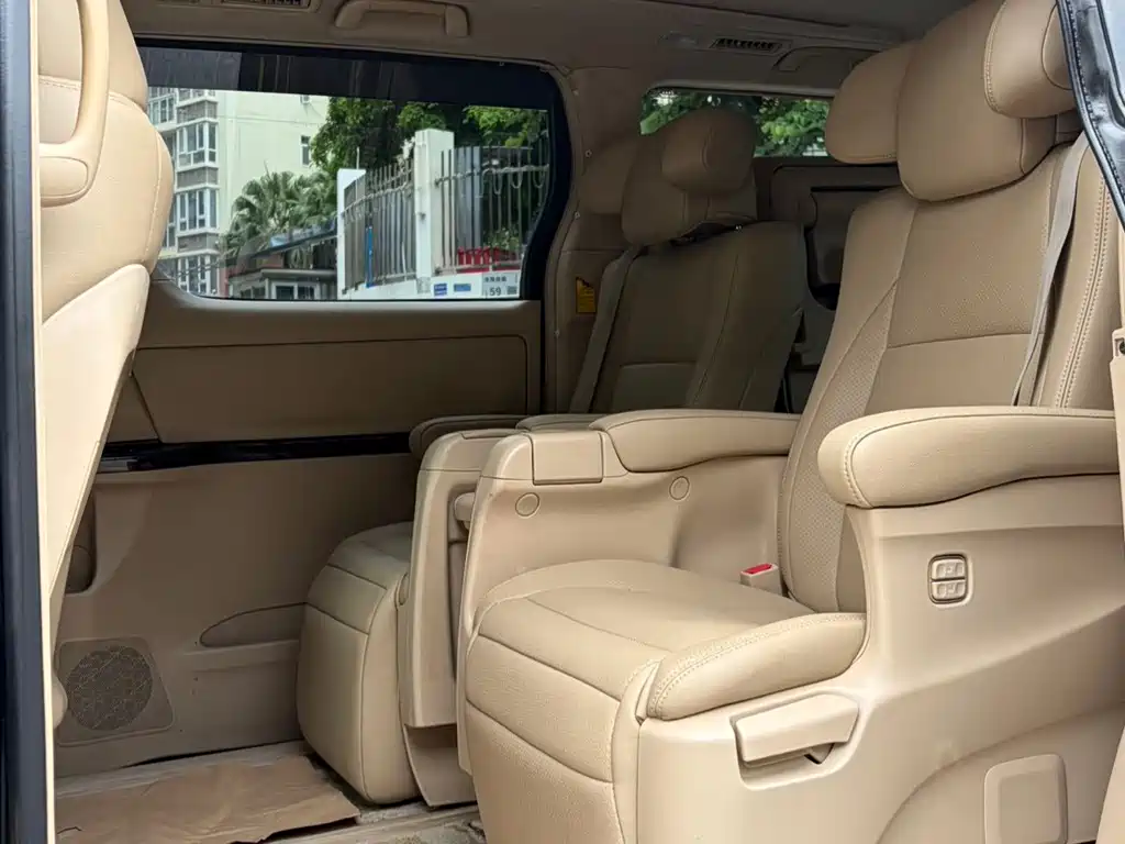 Toyota Alphard — миниатюра 8