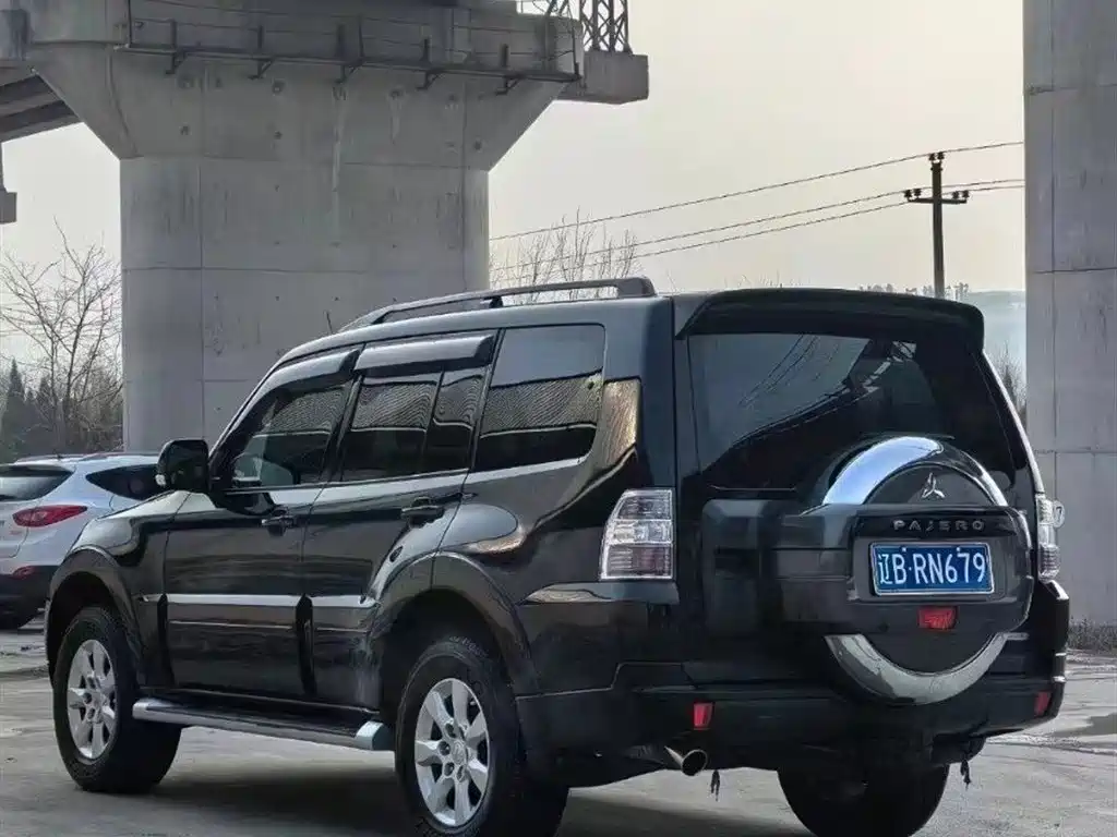 MITSUBISHI PAJERO