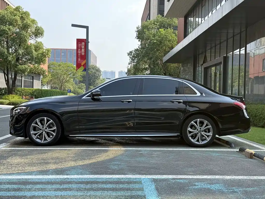 Mercedes-Benz E-Class — миниатюра 11
