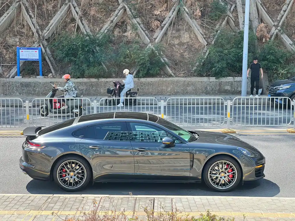 PORSCHE PANAMERA