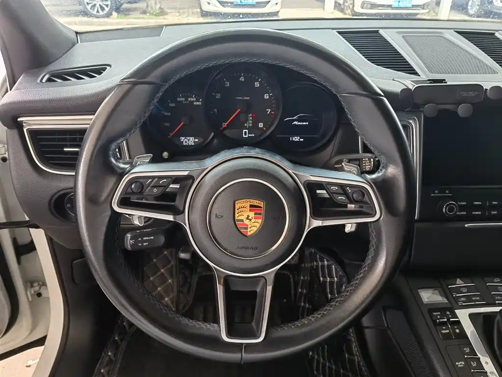 PORSCHE MACAN