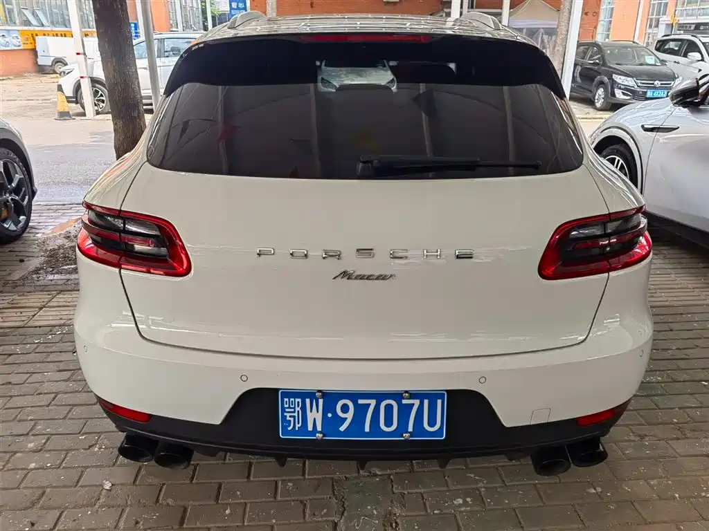 PORSCHE MACAN