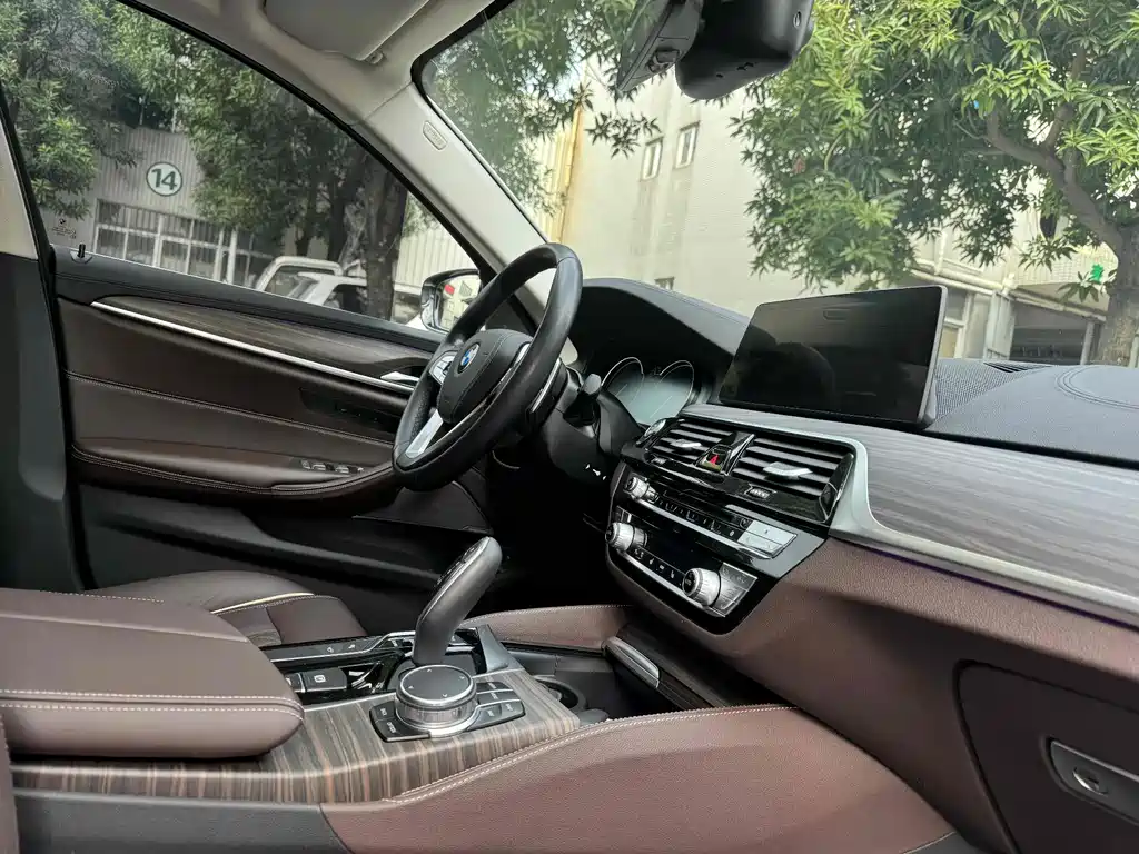 BMW 5 Series — миниатюра 7