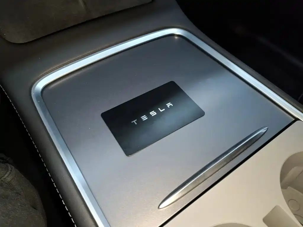Tesla Model Y — миниатюра 9
