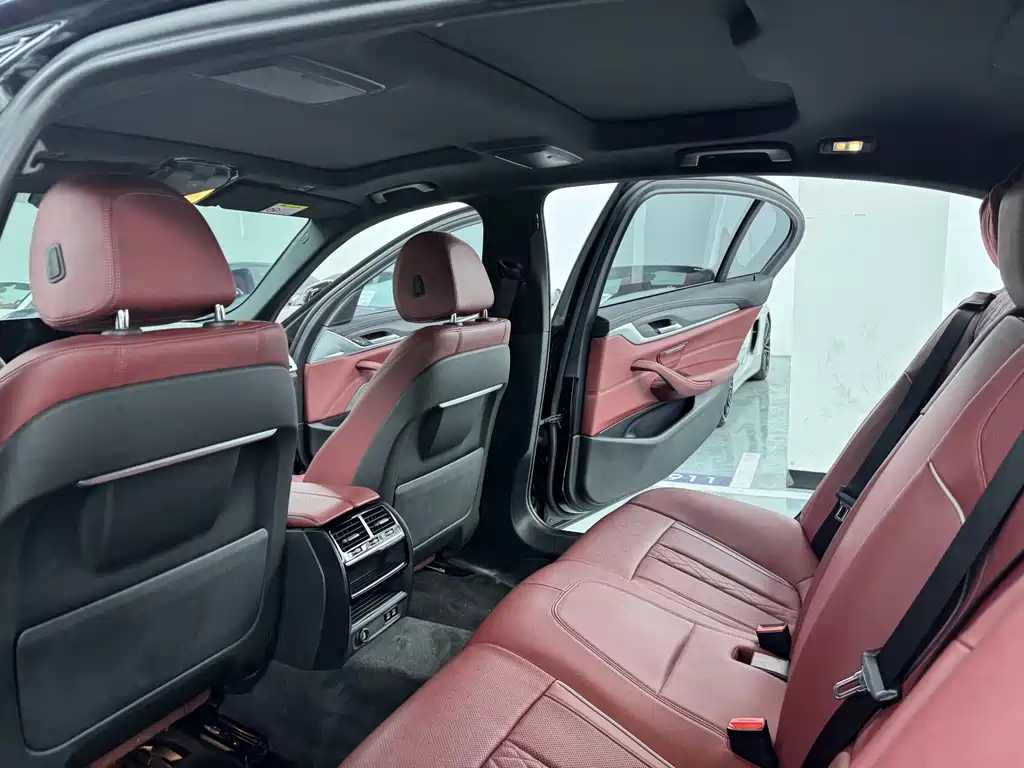 BMW 5 Series - фото 8