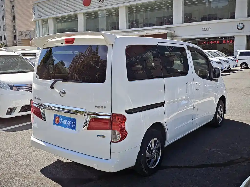 NISSAN NV200