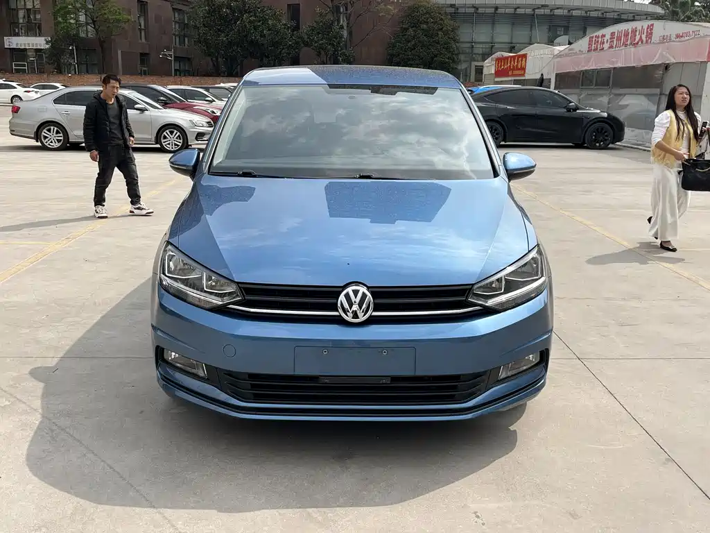 VOLKSWAGEN TOURAN