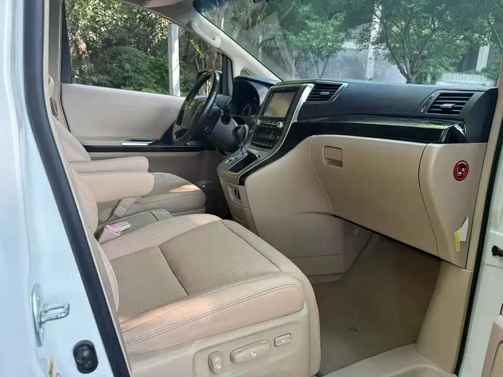 Toyota Alphard — миниатюра 7