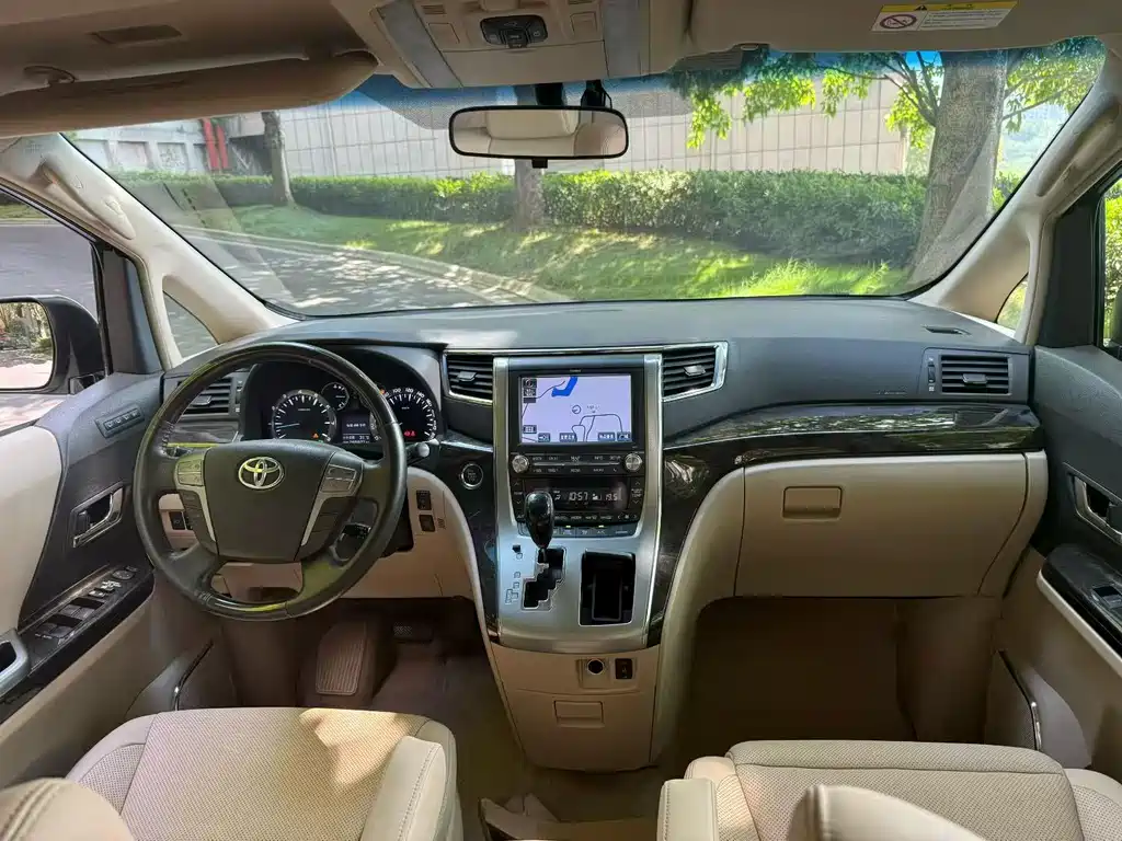 Toyota Alphard — миниатюра 8