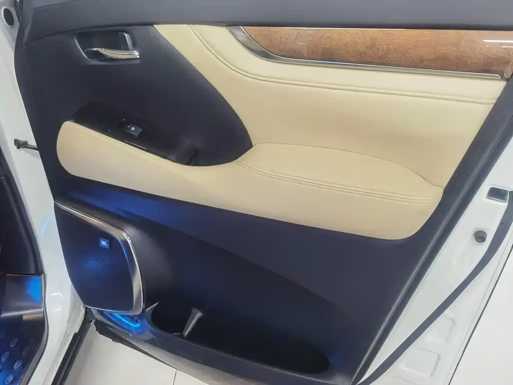 Toyota Alphard — миниатюра 18