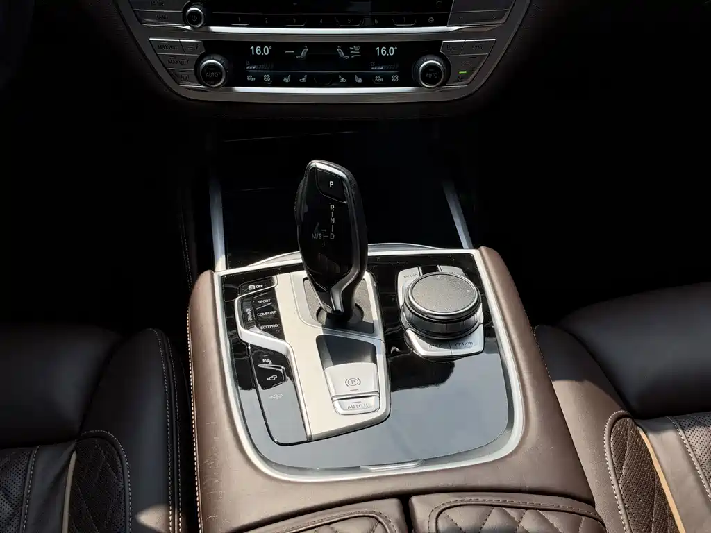BMW 7 Series — миниатюра 7