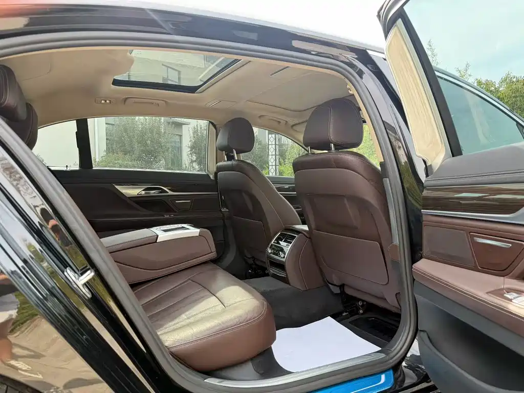 BMW 7 Series — миниатюра 7