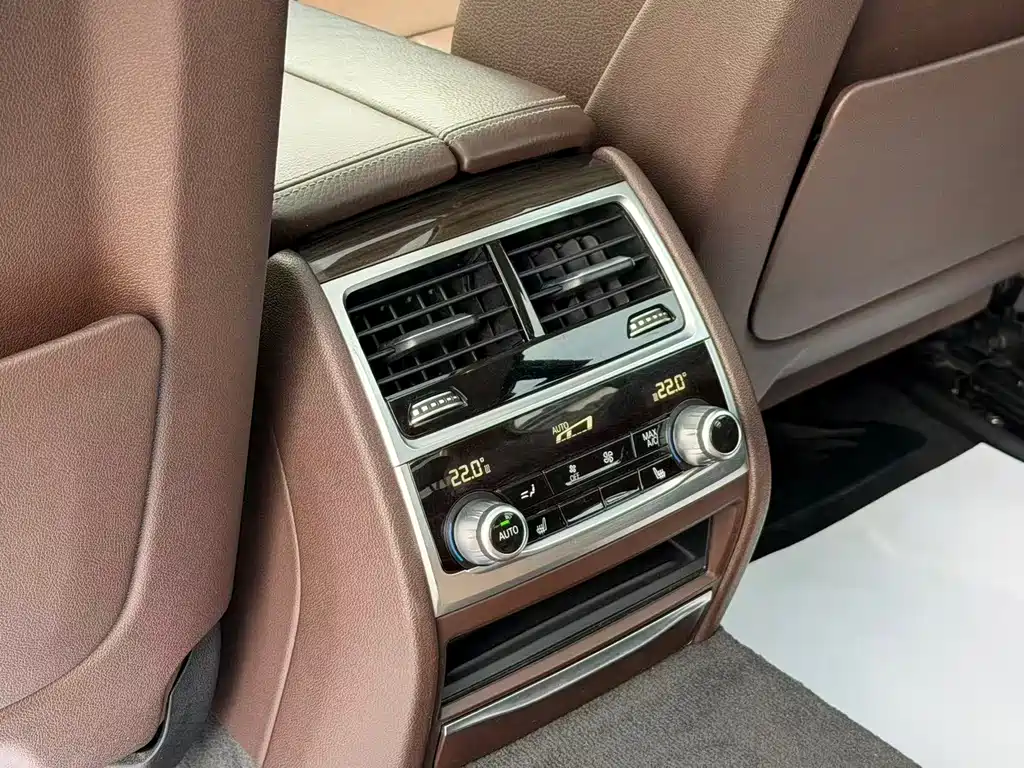 BMW 7 Series — миниатюра 18