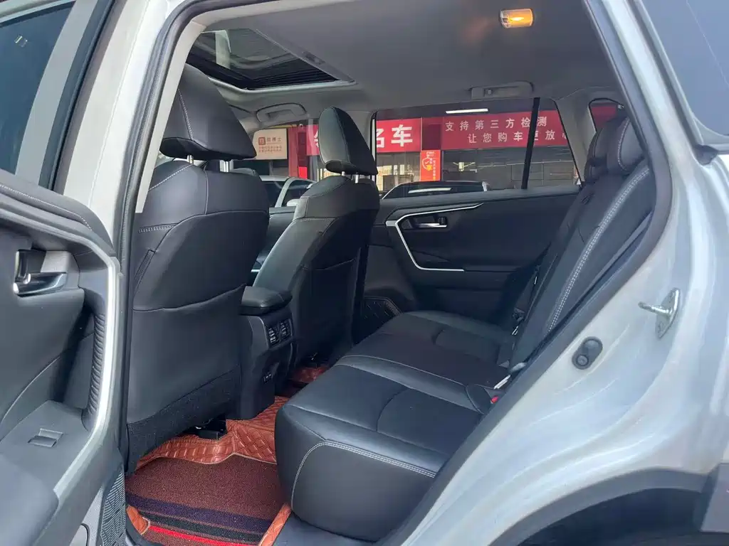 Toyota RAV4 — миниатюра 8