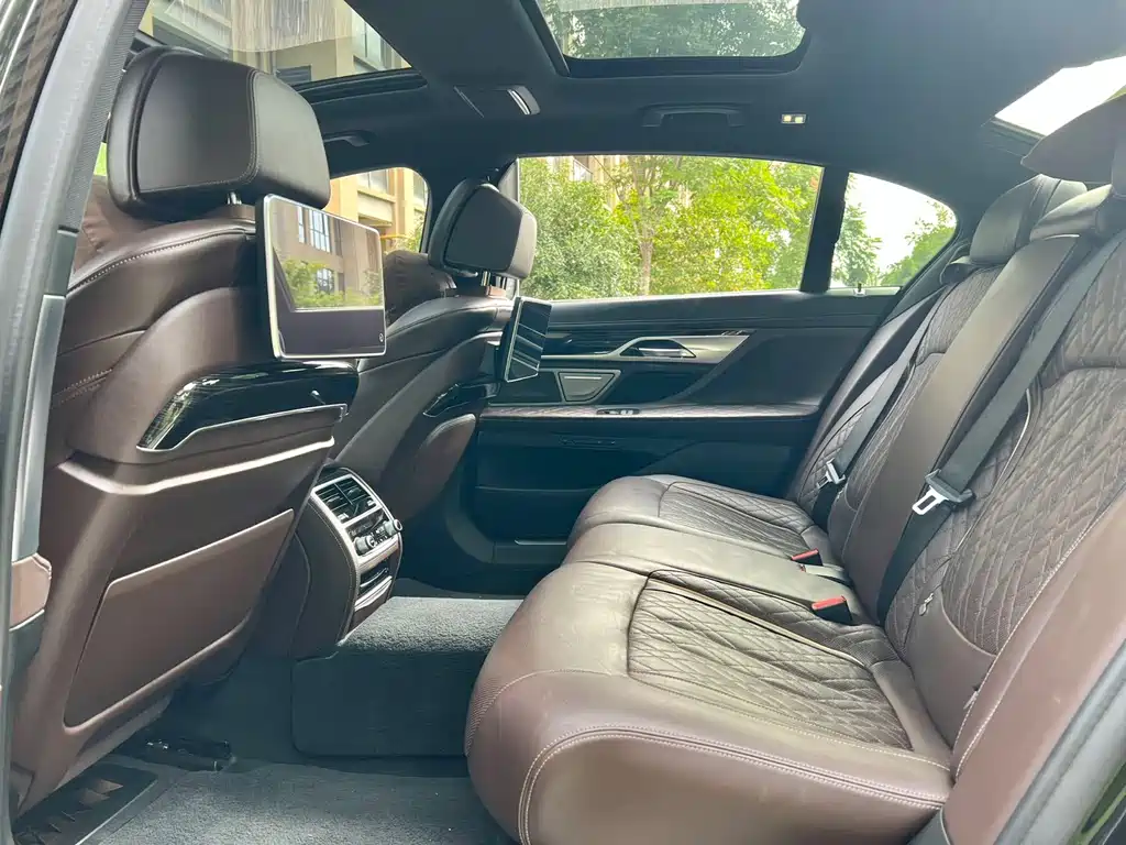 BMW 7 Series — миниатюра 10