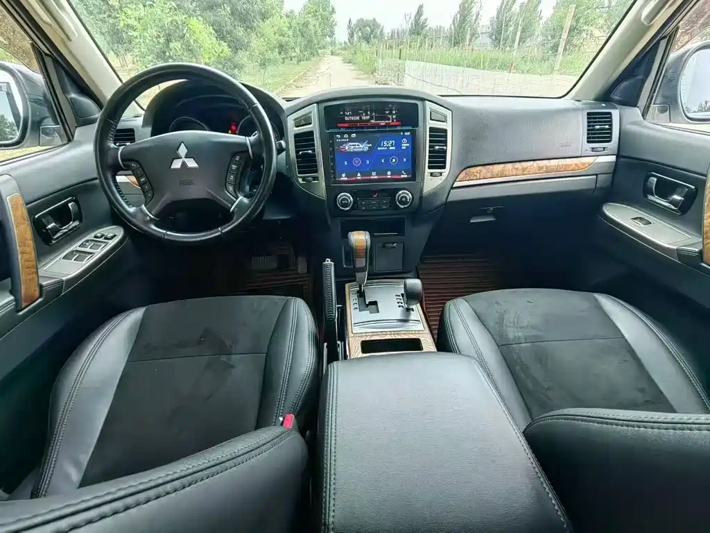 MITSUBISHI PAJERO
