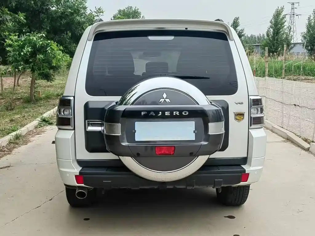 MITSUBISHI PAJERO