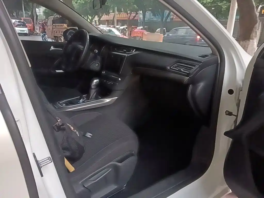 Peugeot 408 — миниатюра 25