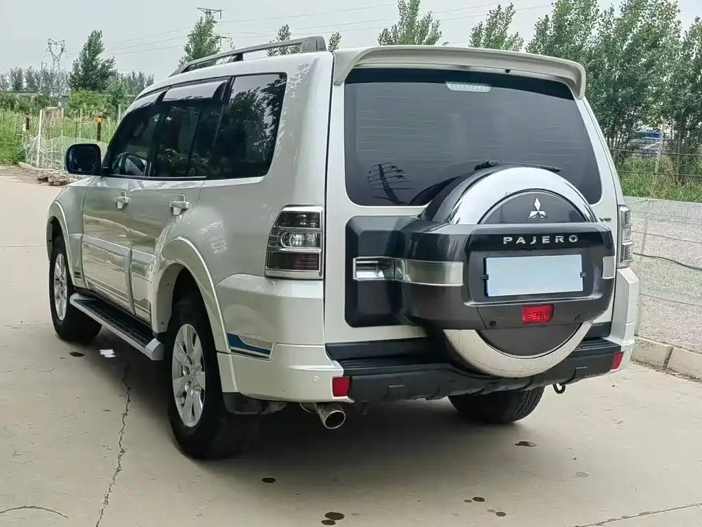MITSUBISHI PAJERO