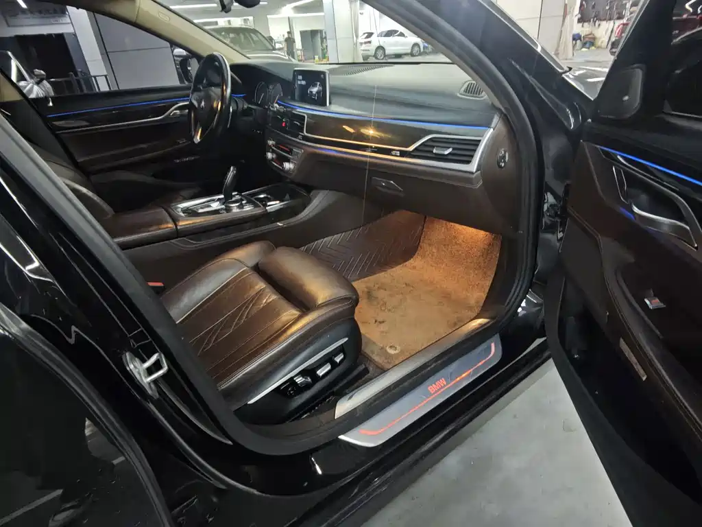 BMW 7 Series — миниатюра 6