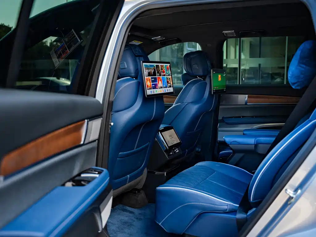 Cadillac VISTIQ — миниатюра 8