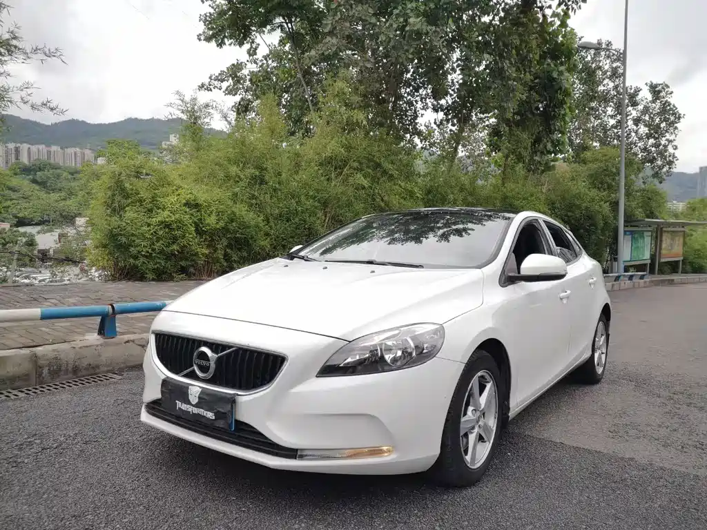 VOLVO  V40