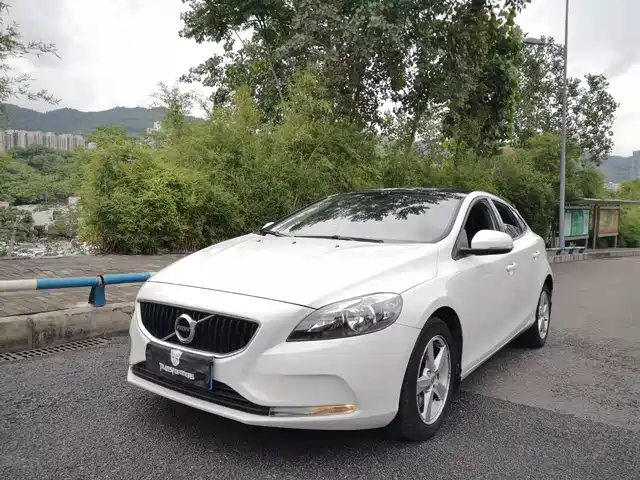 VOLVO  V40 2016