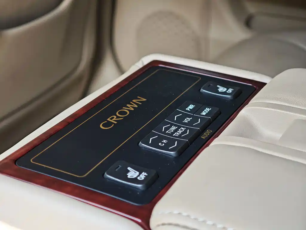 Toyota Crown — миниатюра 8