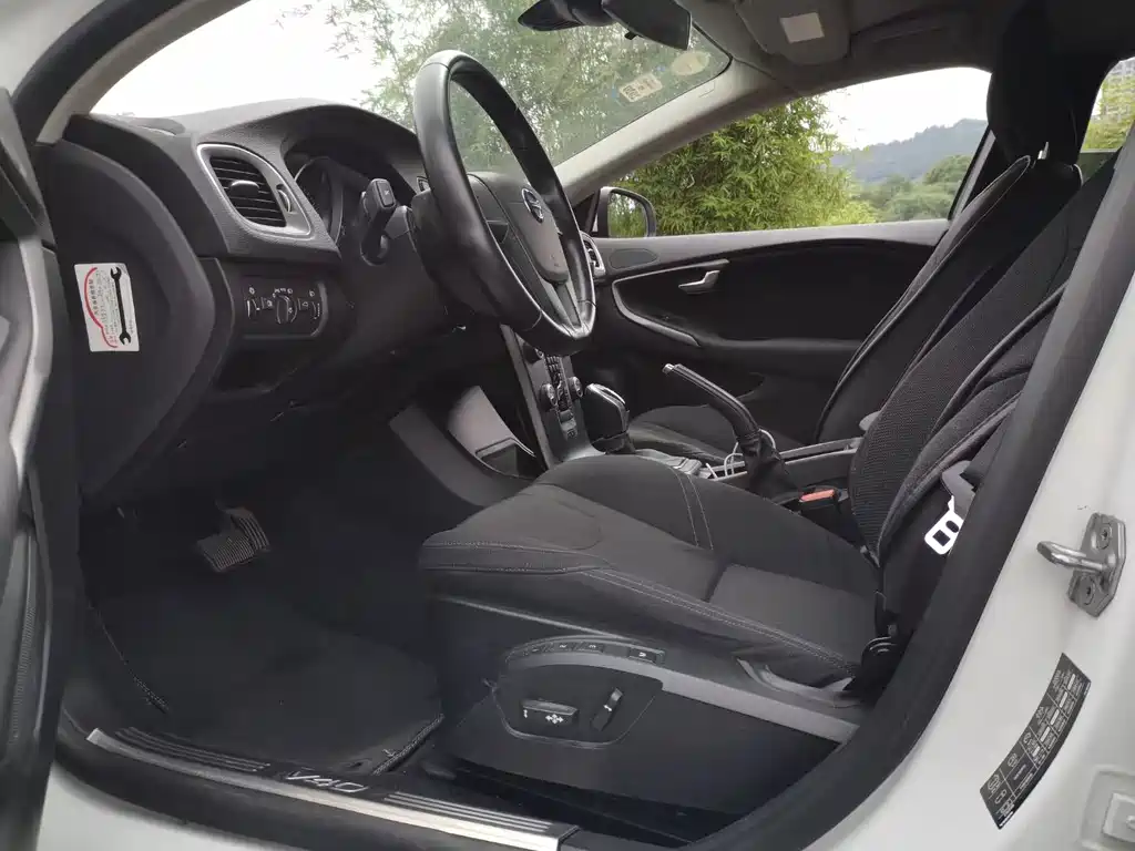 VOLVO  V40