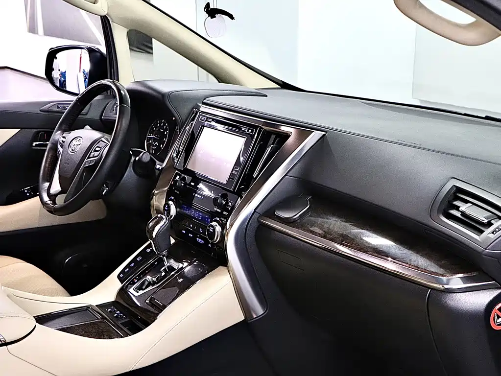 Toyota Alphard — миниатюра 15
