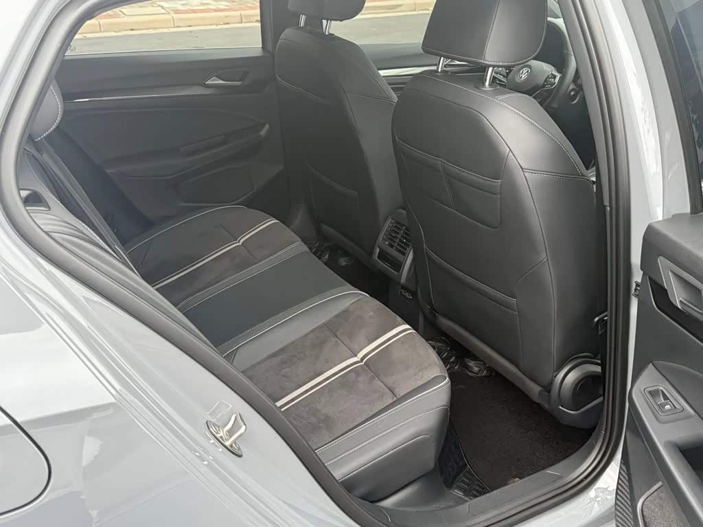 Volkswagen Golf 1.4 л 2023 г. Серебристо-серый, пробег 28000 км