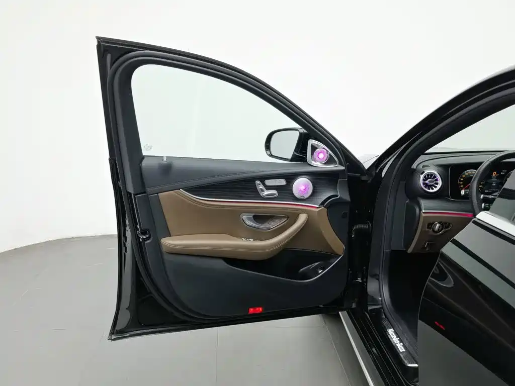 Mercedes-Benz E-Class — миниатюра 8