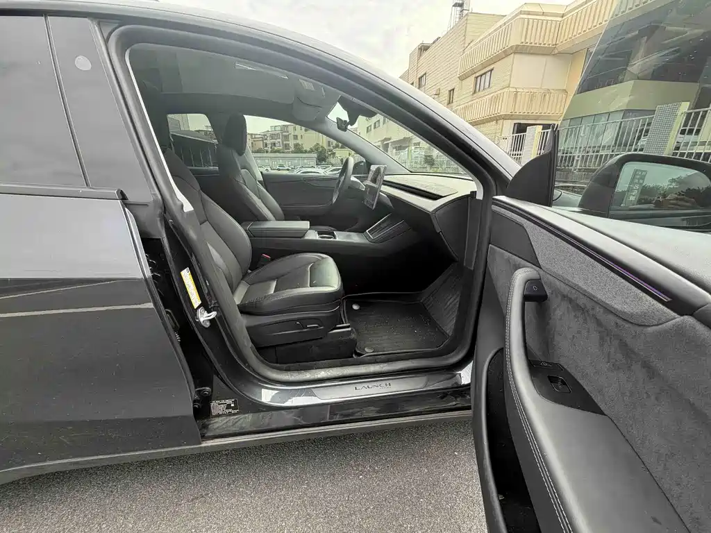 Tesla Model Y — миниатюра 13