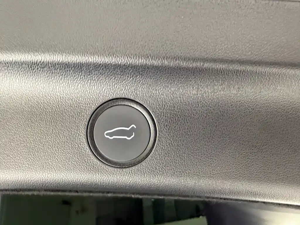 Tesla Model Y — миниатюра 15