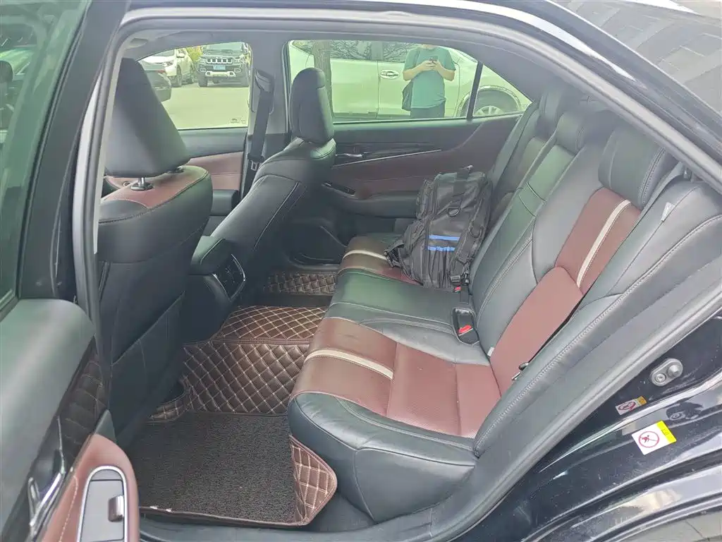 Toyota Crown — миниатюра 7