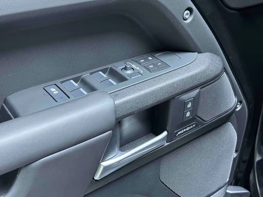 Land Rover Defender — миниатюра 5