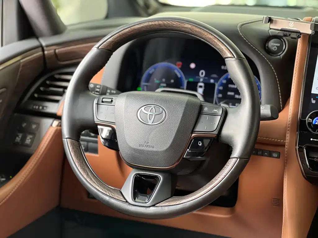 Toyota Alphard — миниатюра 7