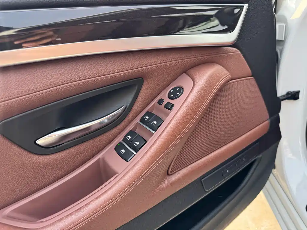 BMW 5 Series — миниатюра 4