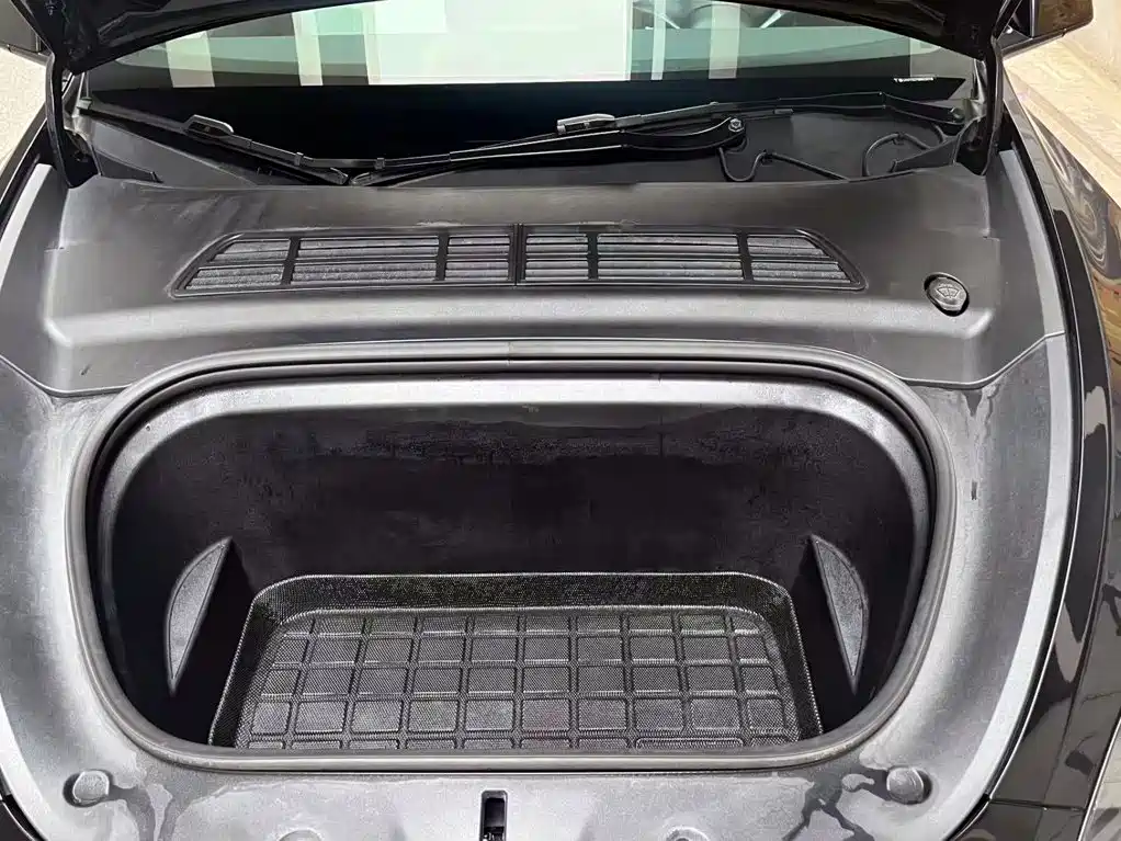 Tesla Model Y — миниатюра 7