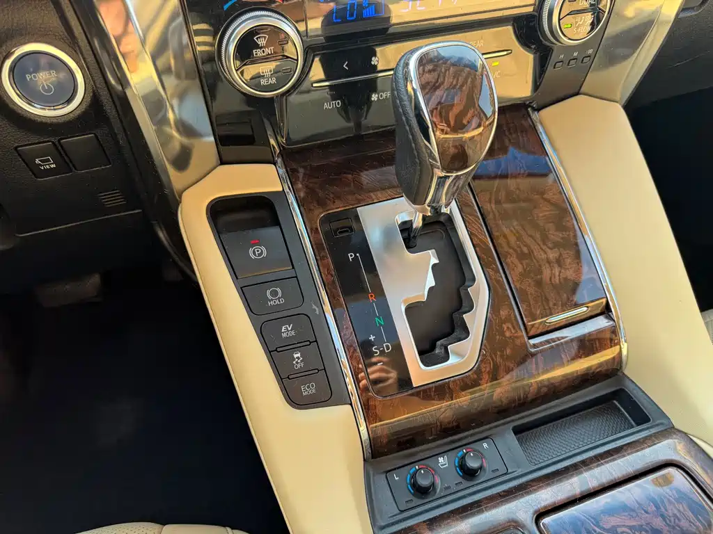 Toyota Alphard — миниатюра 16